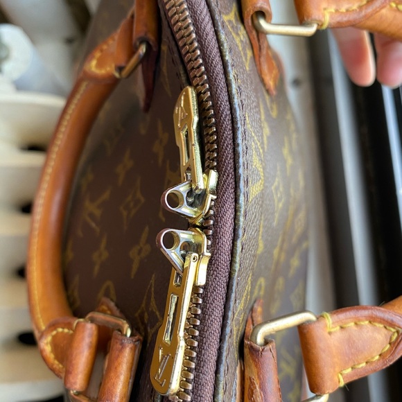 Louis Vuitton Alma - Picture 4 of 16